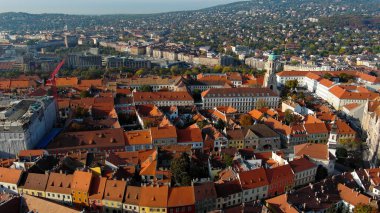 Budapeşte şehrinin gökyüzü manzarası. Buda 'lı Mary Magdalene Kilisesi, Varkerulet Bölgesi' nin en eski kiliselerinden biri, Buda Kalesi Bölgesi.
