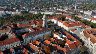Budapeşte şehrinin gökyüzü manzarası. Buda 'lı Mary Magdalene Kilisesi, Varkerulet Bölgesi' nin en eski kiliselerinden biri, Buda Kalesi Bölgesi.