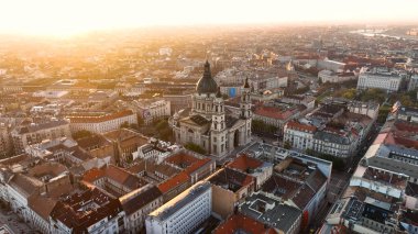 Budapeşte şehrinin hava manzarası ufuk çizgisi ve güneş doğarken Aziz Stephens Bazilikası, Macaristan