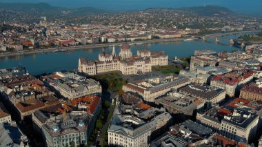 Budapeşte 'deki Macar Parlamento Binası' nın havadan görünüşü. Macaristan 'ın başkentinin gündüz manzarası. Turizm ve Avrupa Siyasi Yer İdaresi