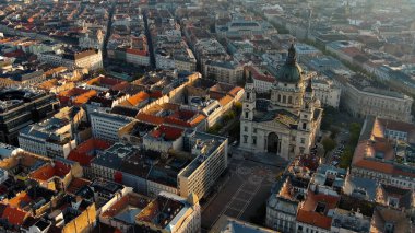 Budapeşte şehrinin hava manzarası ufuk çizgisi ve güneş doğarken Aziz Stephens Bazilikası, Macaristan