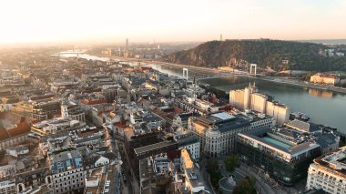 Macaristan 'ın Budapeşte şehrinin hava manzarası gün doğumunda yükseliyor