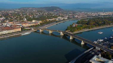 Macaristan 'ın Budapeşte kentinin güneş doğarken havadan görüntüsü alınıyor. Margaret Köprüsü ya da Margit, Tuna Nehri 'nin üzerine saklanmıştı.