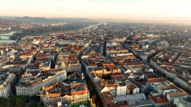 Macaristan 'ın Budapeşte şehrinin hava manzarası gün doğumunda yükseliyor