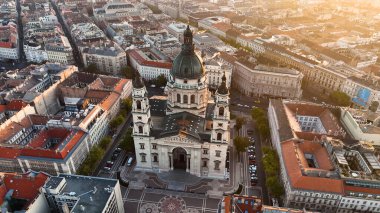 Budapeşte şehrinin hava manzarası ufuk çizgisi ve güneş doğarken Aziz Stephens Bazilikası, Macaristan