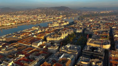 Budapeşte 'deki Macar Parlamento Binası' nın havadan görünüşü. Macaristan 'ın başkentinin gündüz manzarası. Turizm ve Avrupa Siyasi Yer İdaresi