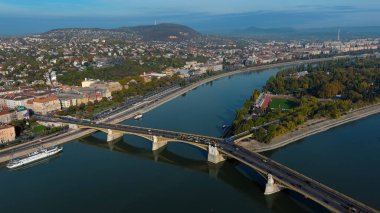 Macaristan 'ın Budapeşte kentinin güneş doğarken havadan görüntüsü alınıyor. Margaret Köprüsü ya da Margit, Tuna Nehri 'nin üzerine saklanmıştı.