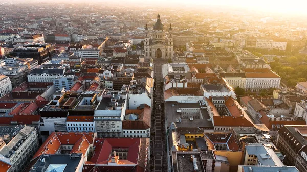 Budapeşte şehrinin hava manzarası ufuk çizgisi ve güneş doğarken Aziz Stephens Bazilikası, Macaristan