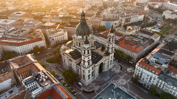 Budapeşte şehrinin hava manzarası ufuk çizgisi ve güneş doğarken Aziz Stephens Bazilikası, Macaristan