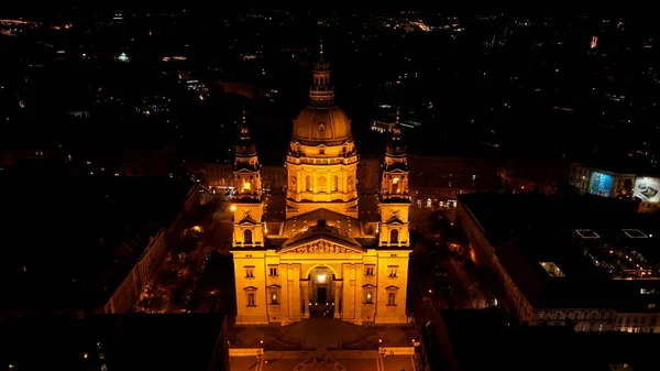 Budapeşte şehri ve St. Stephens Bazilikası 'nın gece hava manzarası, Macaristan