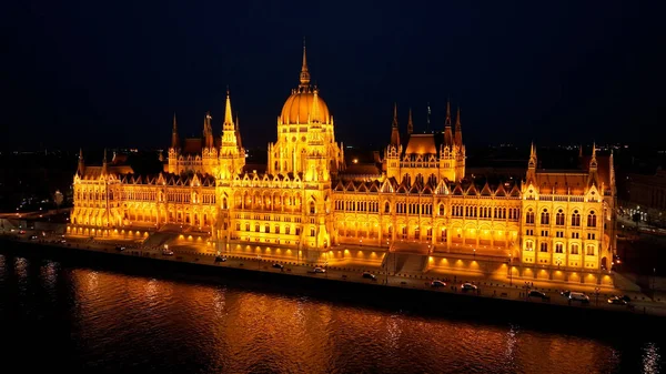 晚上从空中俯瞰布达佩斯的匈牙利议会大楼 旅游和欧洲政治地标目的地 匈牙利 — 图库照片