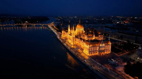Luftaufnahme Des Ungarischen Parlamentsgebäudes Budapest Bei Nacht Reisen Tourismus Und — Stockfoto