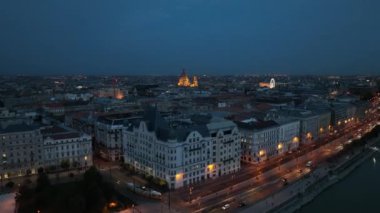 Budapeşte şehri ve St. Stephens Bazilikası 'nın gece hava manzarası, Macaristan