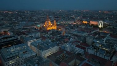 Budapeşte şehri ve St. Stephens Bazilikası 'nın gece hava manzarası, Macaristan