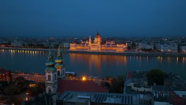 ドナウ川と照らされたハンガリー議会ビルの空中ビュー ハンガリー ブダペスト 欧州政治ランドマーク先 — ストック動画