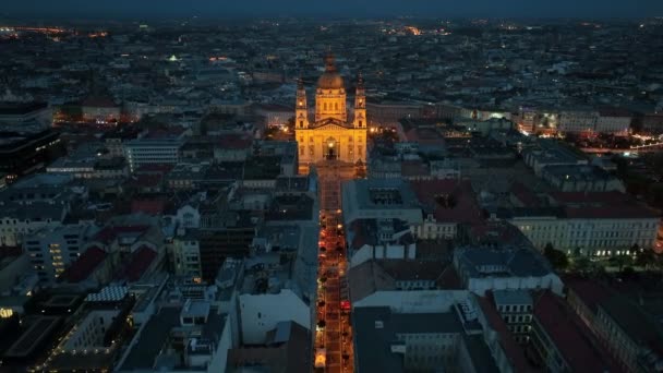 匈牙利布达佩斯市和圣斯蒂芬斯大教堂的夜景 — 图库视频影像