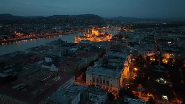 Повітряний Вид Освітлену Будівлю Парламенту Угорщини Річкою Дунай Будапешт Угорщина — стокове відео