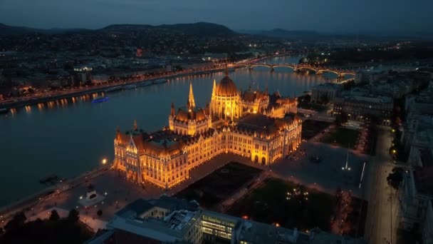 Flygfoto Över Den Upplysta Ungerska Parlamentsbyggnaden Med Donau Budapest Ungern — Stockvideo