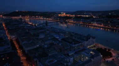 Günbatımından sonra Budapeşte, Macaristan 'da köprülerin aydınlatıldığı Castle Hill, Buda Şatosu, Gellert Tepesi ve Tuna nehri ile Citadella' nın hava insansız hava aracı görüntüleri.