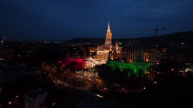 Gece Matthias Kilisesi ve Balıkçı Kalesi 'nin havadan görüntüsü alınıyor. Budapeşte, Macaristan