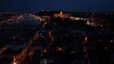 Budapeşte, Macaristan 'daki Budapeşte Sarayı' nın gece görüşü