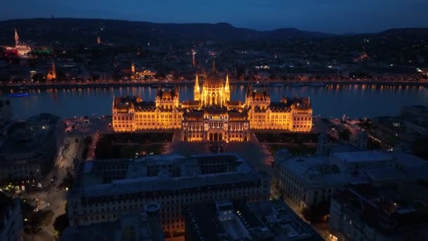 Luchtfoto Van Het Verlichte Hongaarse Parlementsgebouw Met Donau Boedapest Hongarije — Stockvideo