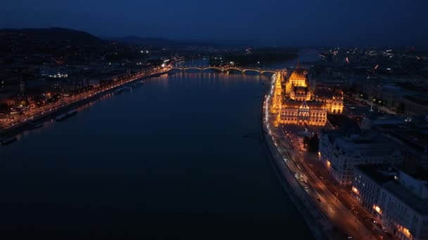 ドナウ川と照らされたハンガリー議会ビルの空中ビュー ハンガリー ブダペスト 欧州政治ランドマーク先 — ストック動画
