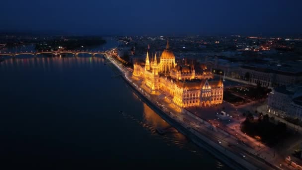 Tuna Nehri Ile Aydınlatılmış Macar Parlamento Binası Nın Havadan Görünüşü — Stok video