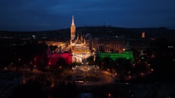 Эстафетный Воздушный Вид Церковь Фиманс Бастион Ночное Время Будапешт Венгрия — стоковое видео