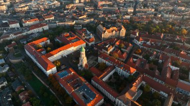 Budapeşte şehrinin gökyüzü manzarası. Buda 'lı Mary Magdalene Kilisesi, Varkerulet Bölgesi' nin en eski kiliselerinden biri, Buda Kalesi Bölgesi.