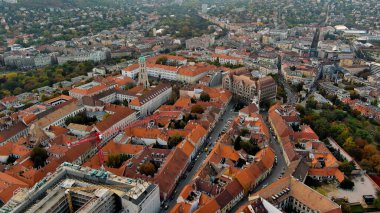 Budapeşte şehrinin gökyüzü manzarası. Buda 'lı Mary Magdalene Kilisesi, Varkerulet Bölgesi' nin en eski kiliselerinden biri, Buda Kalesi Bölgesi.