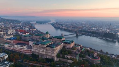 Budapeşte 'nin gökyüzü manzaralı Buda Kalesi Kraliyet Sarayı ve Tuna Nehri gündoğumunda, Macaristan