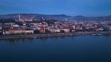 Budapeşte 'nin gündoğumu silueti, hava manzarası. Tuna Nehri, Buda tarafı, Macaristan