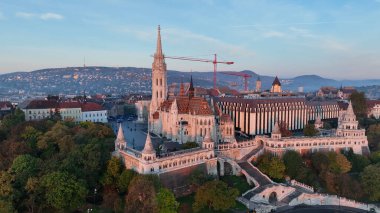 Güneşin doğuşunda Balıkçı Kalesi ve Matthias Kilisesi 'nin havadan görüntüsü çekilecek. Budapeşte, Macaristan