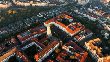 Budapeşte şehrinin gökyüzü manzarası. Buda 'lı Mary Magdalene Kilisesi, Varkerulet Bölgesi' nin en eski kiliselerinden biri, Buda Kalesi Bölgesi.