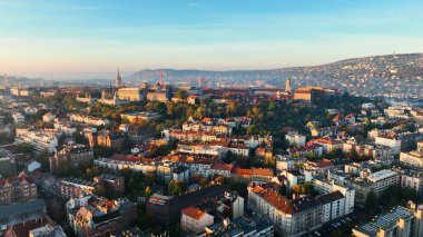 Sabah ışığı, Budapeşte, Macaristan 'ın Havadan Görüntü Çekimi. Buda ve Tuna nehri gün doğumunda