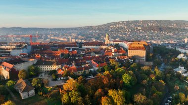Budapeşte şehrinin gökyüzü manzarası. Buda 'lı Mary Magdalene Kilisesi, Varkerulet Bölgesi' nin en eski kiliselerinden biri, Buda Kalesi Bölgesi.