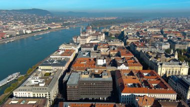 Budapeşte 'deki Macar Parlamento Binası' nın havadan görünüşü. Gündüz Macaristan 'ın başkenti