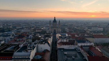 Büyüleyici Gündoğumu, Budapeşte şehrinin gökyüzü görüntüsü sabahın erken saatlerinde St. Stephens Bazilikası Szent Istvan Bazilikası. Macaristan