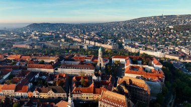 Budapeşte şehrinin gökyüzü manzarası. Buda 'lı Mary Magdalene Kilisesi, Varkerulet Bölgesi' nin en eski kiliselerinden biri, Buda Kalesi Bölgesi.
