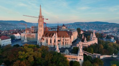 Güneşin doğuşunda Balıkçı Kalesi ve Matthias Kilisesi 'nin havadan görüntüsü çekilecek. Budapeşte, Macaristan