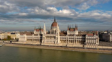 Budapeşte 'deki Macar Parlamento Binası' nın havadan görünüşü. Gündüz Macaristan 'ın başkenti