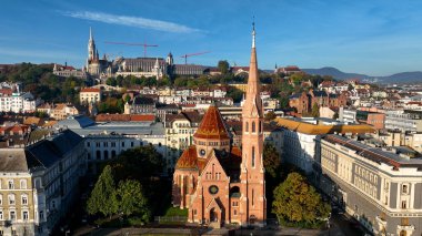 Budapeşte şehrinin gökyüzü manzarası, Szilagyi Dezso Meydanı Reform Kilisesi Budapeşte, Macaristan 'da bir Protestan kilisesidir.