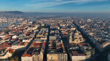 Büyüleyici Gündoğumu, Budapeşte şehrinin gökyüzü görüntüsü sabahın erken saatlerinde St. Stephens Bazilikası Szent Istvan Bazilikası. Macaristan