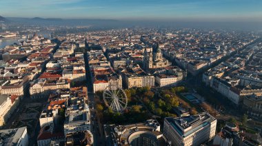 Büyüleyici Gündoğumu, Budapeşte şehrinin gökyüzü görüntüsü sabahın erken saatlerinde St. Stephens Bazilikası Szent Istvan Bazilikası. Macaristan