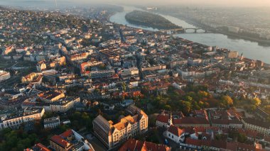 Budapeşte 'nin gündoğumu silueti, hava manzarası. Tuna Nehri, Buda tarafı, Macaristan