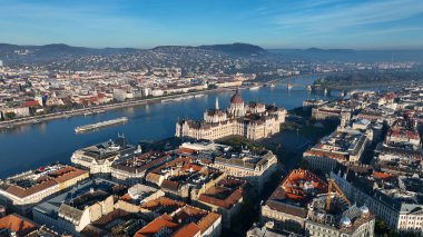 Budapeşte 'deki Macar Parlamento Binası' nın havadan görünüşü. Gündüz Macaristan 'ın başkenti
