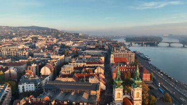 Budapeşte 'nin gündoğumu silueti, hava manzarası. Tuna Nehri, Buda tarafı, Macaristan