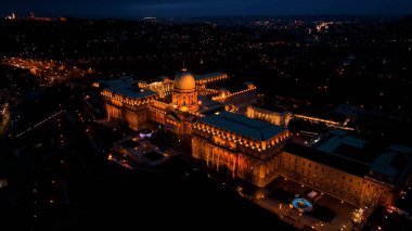 Budapeşte Buda Kalesi Aydınlanmış: Sersemletici Hava Gecesi Perspektifi, Macaristan