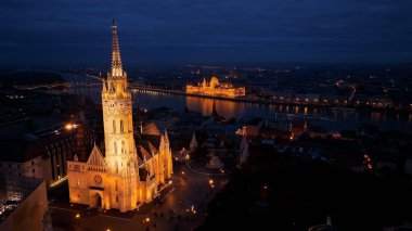 Budapeşte Macar Parlamento Binası, Matthias Kilisesi, Balıkçı Kalesi ve Tuna Nehri 'nin gece manzarası, Macaristan